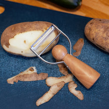 Load image into Gallery viewer, Mr. Peel Vegetable Peeler - Tigertree
