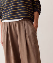 Load image into Gallery viewer, Allison Pleated Wide Leg Trouser - Java
