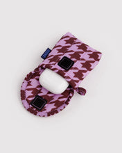 Load image into Gallery viewer, Puffy Earbuds Case - Pink Houndstooth
