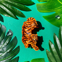 Load image into Gallery viewer, Tiger Hair Claw - Tigertree
