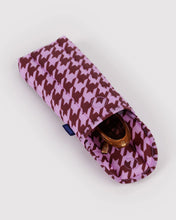 Load image into Gallery viewer, Puffy Glasses Sleeve - Pink Houndstooth
