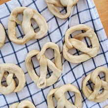 Load image into Gallery viewer, Soft Pretzel Making Mix - Tigertree
